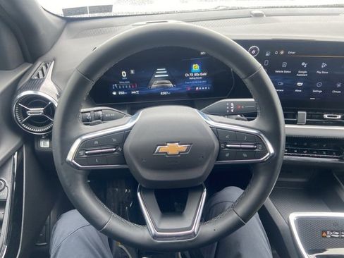 Used 2025 Chevrolet Equinox LT w/ Convenience Package II image 11