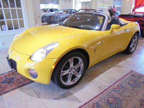 Used 2007 Pontiac Solstice Convertible RWD image 3