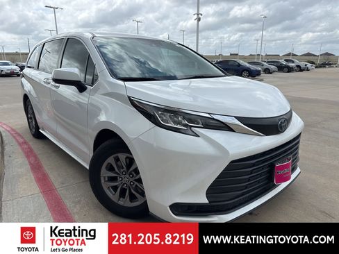Used 2022 Toyota Sienna LE image 1