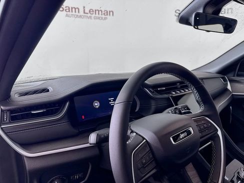 New 2025 Jeep Grand Cherokee Limited image 9