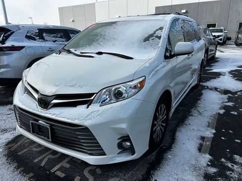 Used 2020 Toyota Sienna XLE image 2