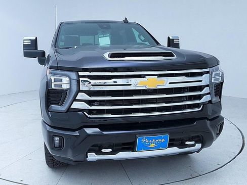 Used 2024 Chevrolet Silverado 2500 High Country w/ Technology Package AWD/4WD image 2