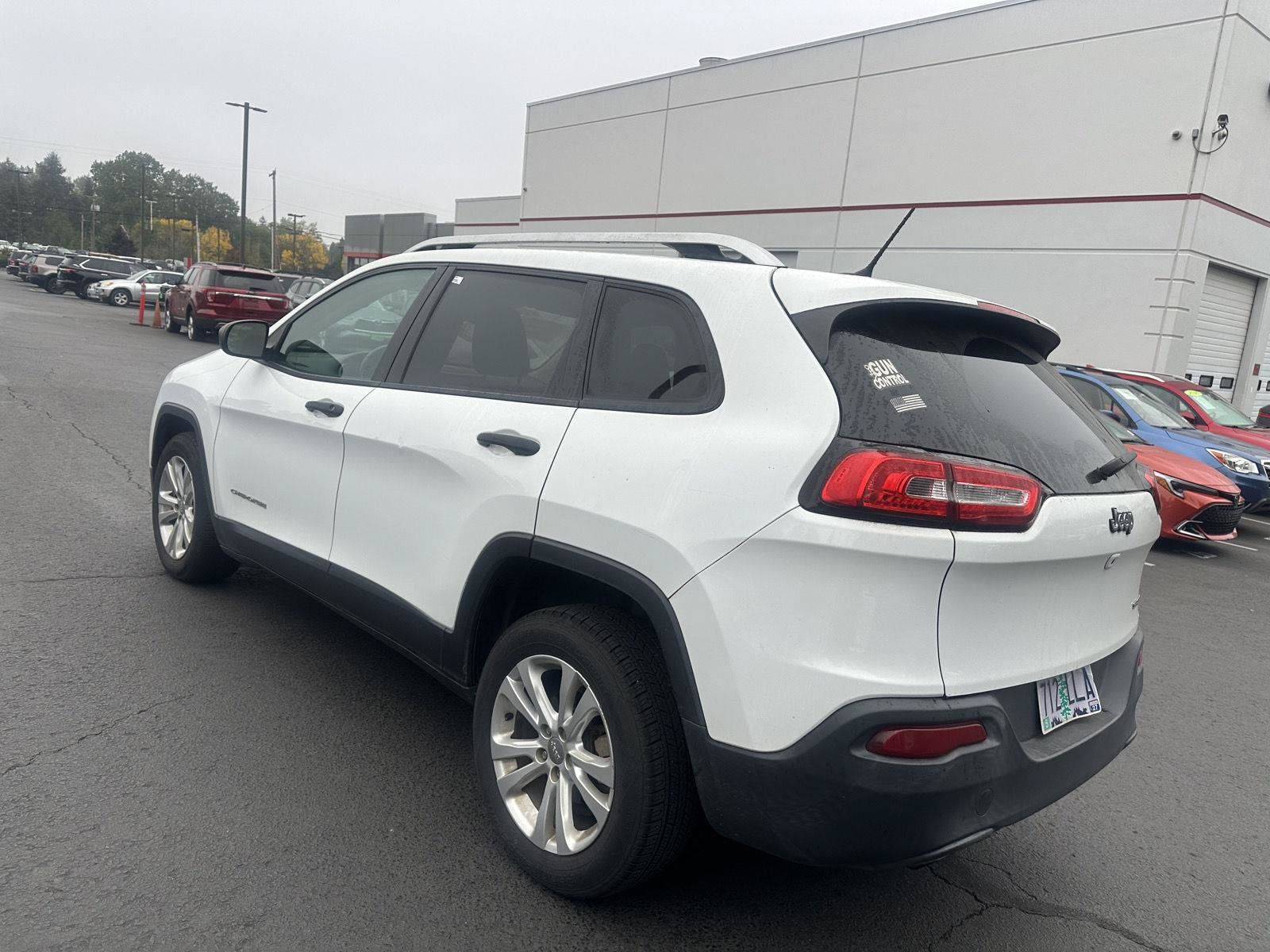 Used 2015 Jeep Cherokee Sport FWD image 2