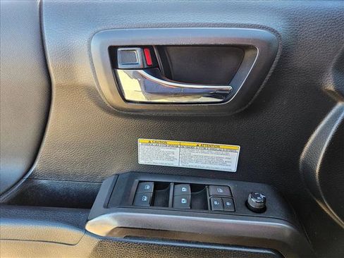 Used 2019 Toyota Tacoma TRD Off-Road w/ Technology Package image 9