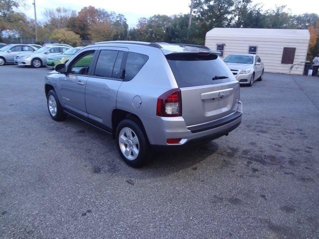Used 2017 Jeep Compass Latitude FWD image 7