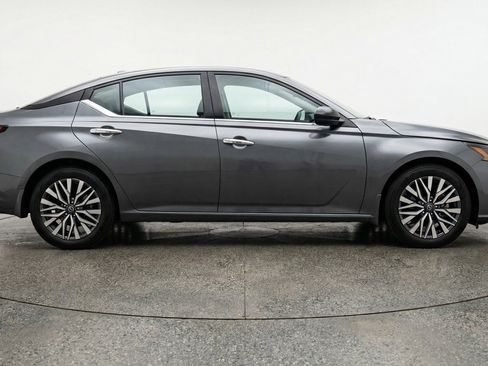 Used 2025 Nissan Altima 2.5 SV image 11