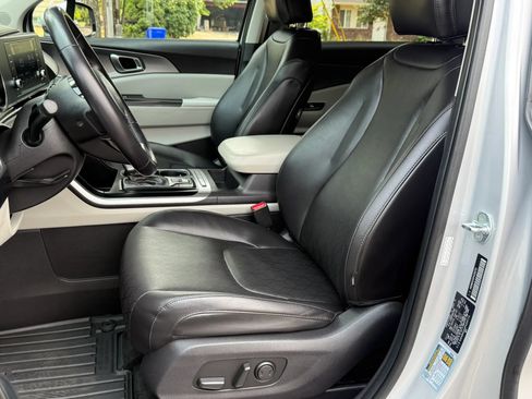 Used 2023 Kia Carnival LX FWD image 14
