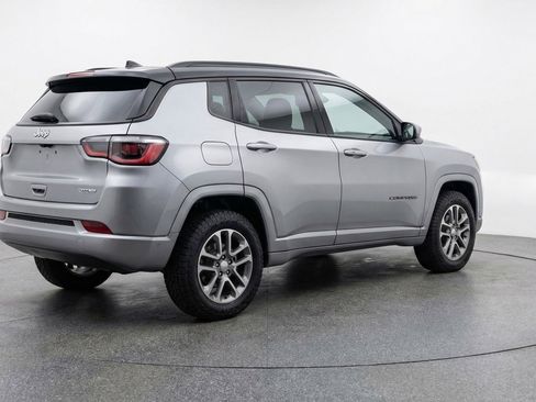 Used 2025 Jeep Compass Trailhawk AWD/4WD image 9