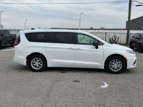 New 2026 Chrysler Pacifica Select image 2