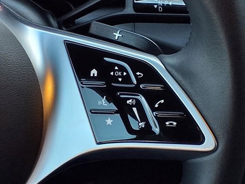 Used 2025 Mercedes-Benz GLC 300 image 11