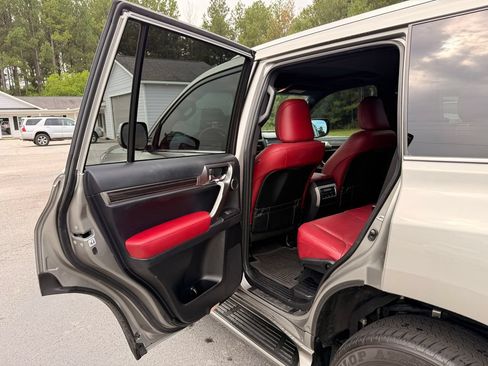 Used 2023 Lexus GX 460 Luxury w/ Accessory Package AWD/4WD image 25