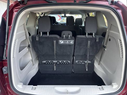 Used 2020 Chrysler Voyager L FWD image 8