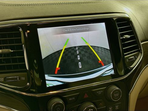 Used 2020 Jeep Grand Cherokee Overland RWD image 23
