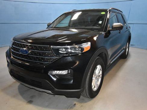 Used 2022 Ford Explorer XLT w/ Equipment Group 202A AWD/4WD image 27