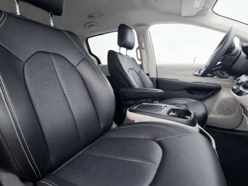 Used 2023 Chrysler Pacifica Touring-L image 20