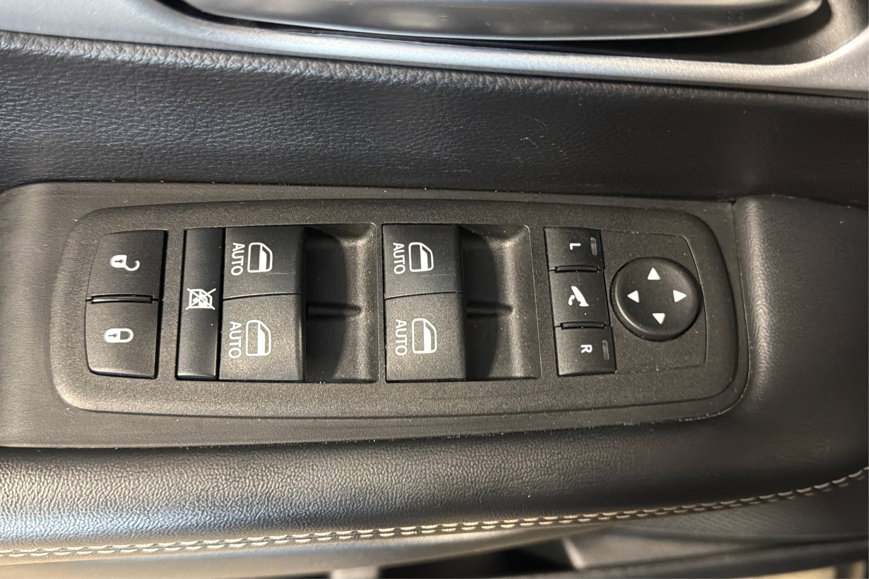 Used 2025 Chrysler Pacifica Limited FWD image 16