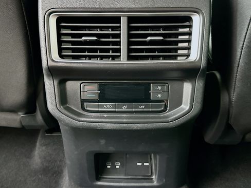 Used 2025 Volkswagen Atlas SE AWD/4WD image 26