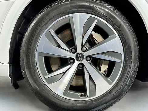 Used 2024 Audi Q8 e-tron Premium image 11