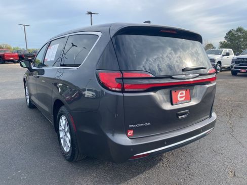 Used 2023 Chrysler Pacifica Touring-L image 5