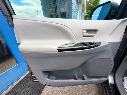 Used 2014 Toyota Sienna L FWD image 30