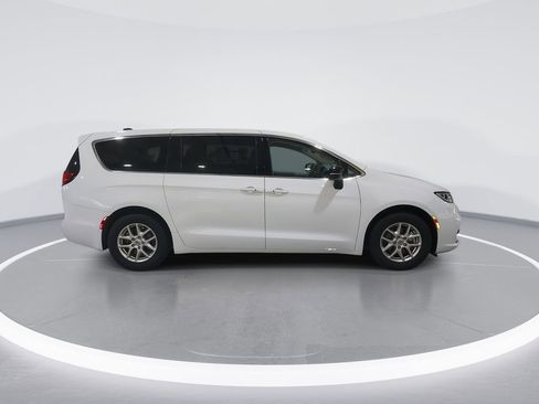 Used 2024 Chrysler Pacifica Touring-L image 9