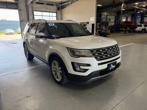 Used 2017 Ford Explorer Limited w/ Equipment Group 301A AWD/4WD image 4