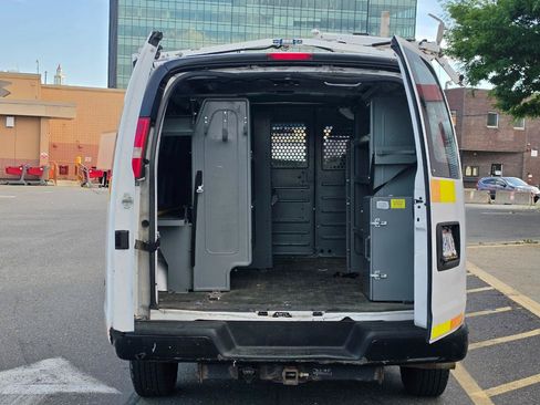 Used 2015 Chevrolet Express 2500 RWD image 10