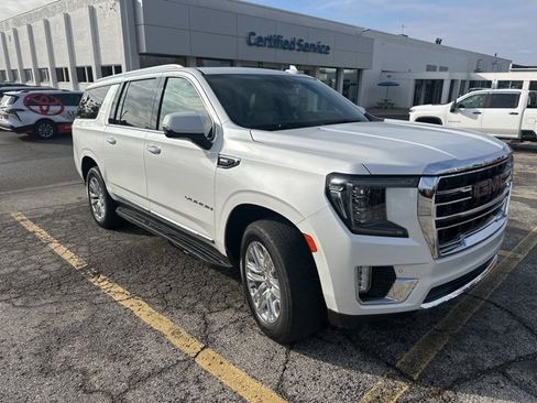 Used 2021 GMC Yukon XL SLT w/ SLT Premium Package image 4