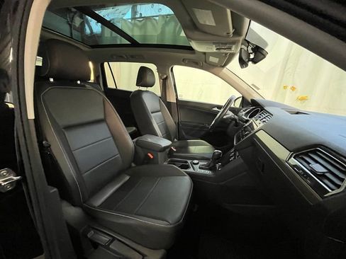 Used 2021 Volkswagen Tiguan SE w/ Panoramic Sunroof Package image 13