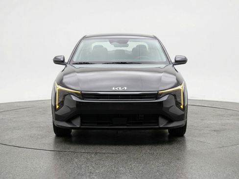 Used 2025 Kia K4 LXS image 2