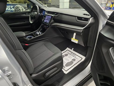New 2025 Jeep Grand Cherokee Laredo w/ Luxury Tech Group I RWD image 30