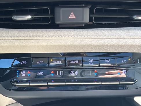 Used 2023 Buick Envision Avenir AWD/4WD image 18