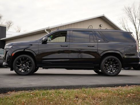 Used 2024 Cadillac Escalade ESV Sport Platinum w/ LPO, ONYX Package image 6