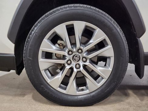Used 2021 Toyota RAV4 XLE Premium image 28