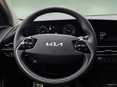 Used 2024 Kia Niro Wave w/ Wave Preserve Package FWD image 11