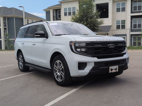 Certified 2025 Ford Expedition Active AWD/4WD image 1