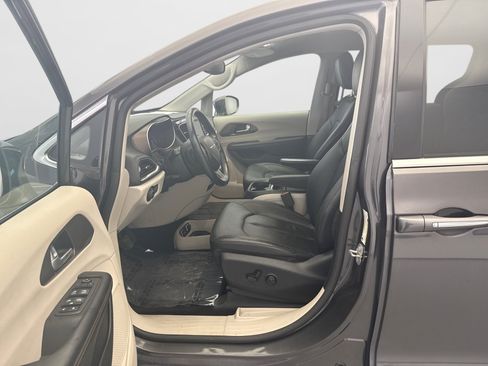 Used 2019 Chrysler Pacifica Touring-L FWD image 10