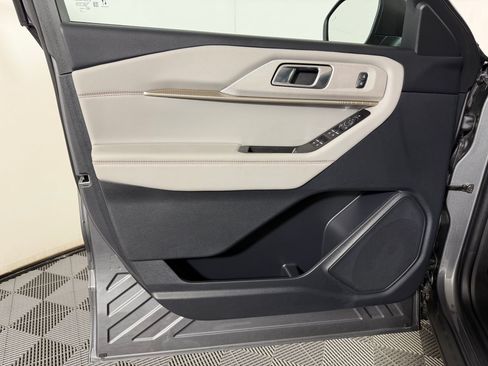 Used 2025 Ford Explorer Active w/ Active Comfort Package RWD image 9
