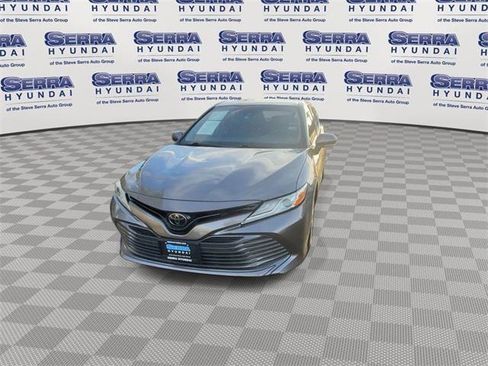 Used 2019 Toyota Camry XLE image 3