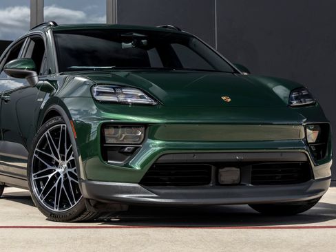 Certified 2025 Porsche Macan Electric RWD image 9