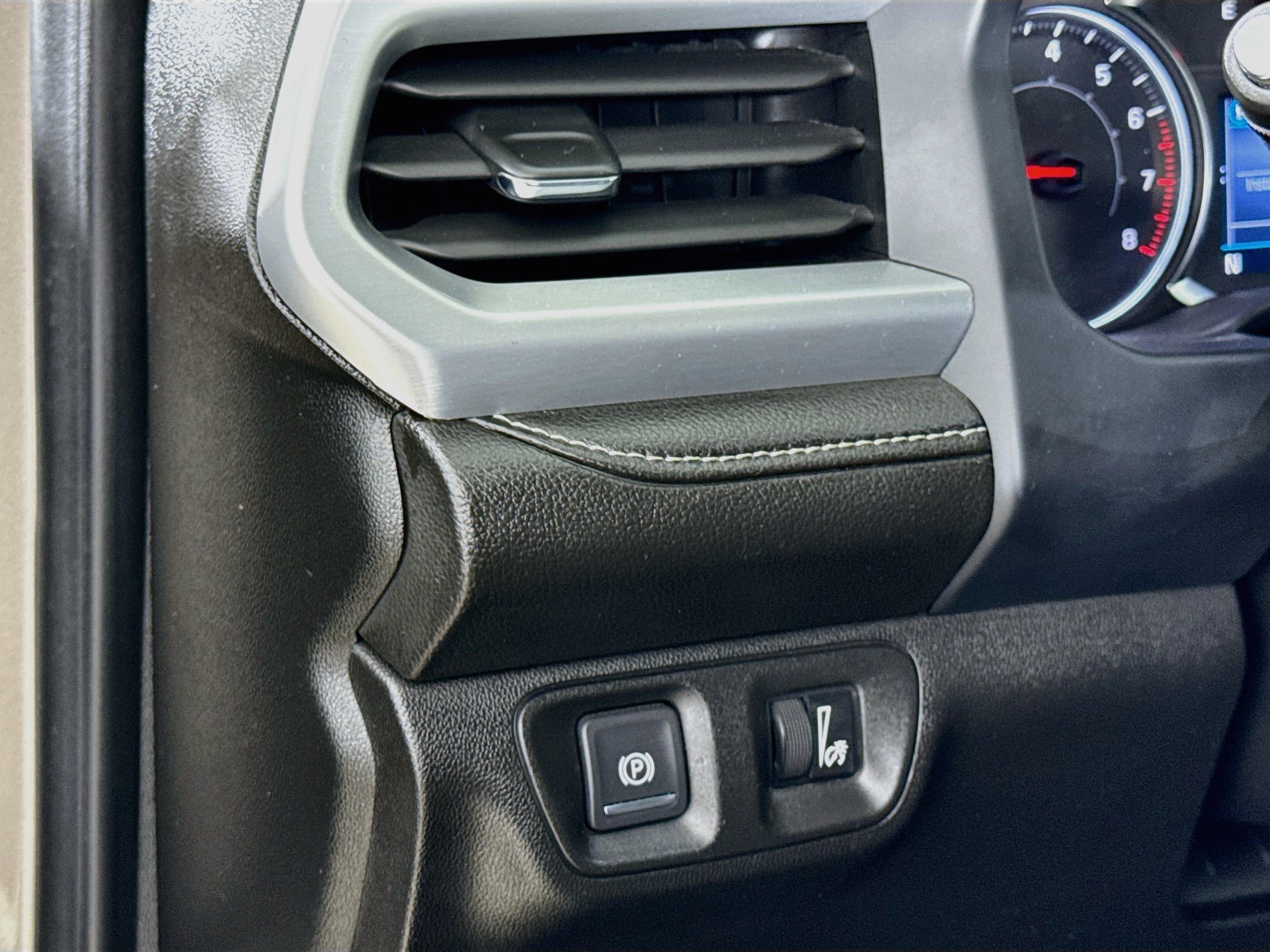 Used 2023 GMC Acadia SLE FWD image 12