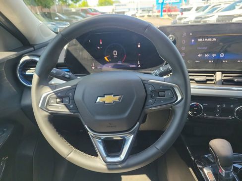 Used 2025 Chevrolet Trax LT w/ LT Convenience Package FWD image 23