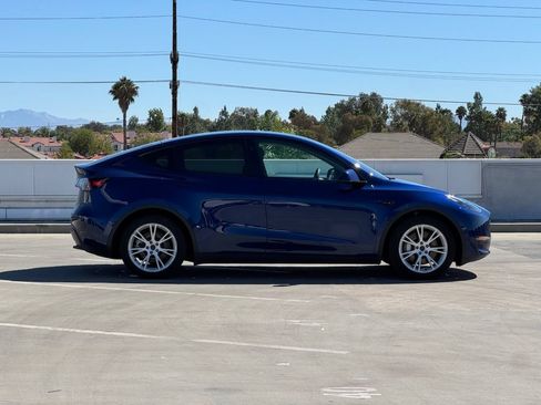 Used 2023 Tesla Model Y Long Range AWD/4WD image 29