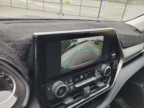 Used 2024 Toyota Highlander XLE FWD image 21