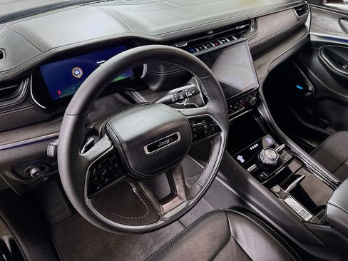 Used 2023 Jeep Grand Cherokee Overland image 14