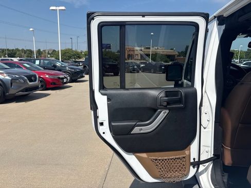 Used 2017 Jeep Wrangler Unlimited Sahara w/ Connectivity Group AWD/4WD image 30