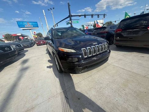Used 2016 Jeep Cherokee Sport FWD image 3