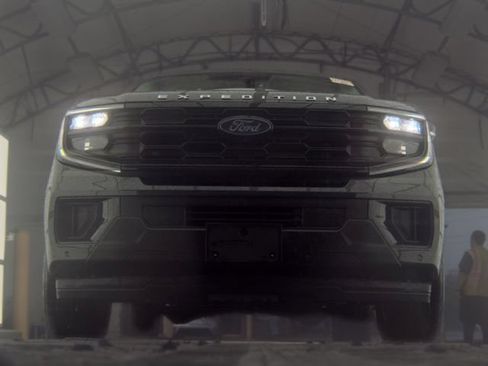 Used 2025 Ford Expedition Active AWD/4WD image 7
