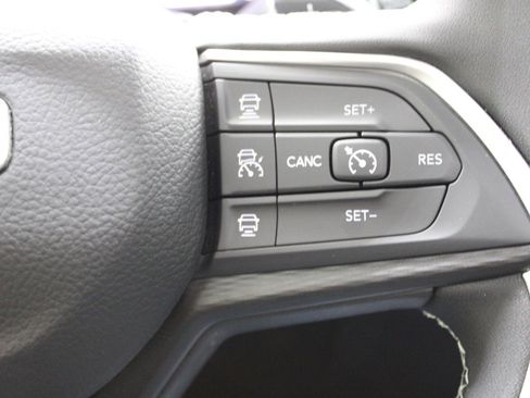 Used 2025 Jeep Grand Cherokee Laredo X image 21