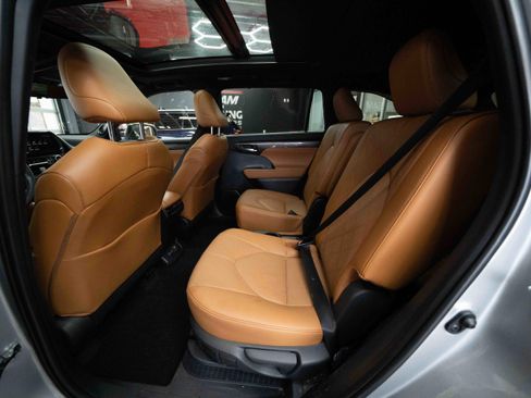 Used 2024 Toyota Highlander Platinum image 20